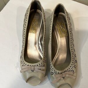 Victoria Spenser Beige Peep Toe Heels Size 8